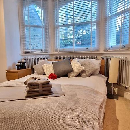 Action Packed Local 3Br 1 Mins Walk To Everything Apartment London Exterior photo