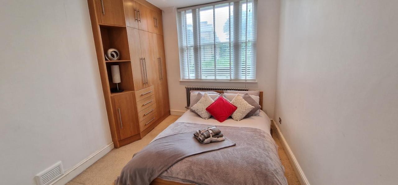 Action Packed Local 3Br 1 Mins Walk To Everything Apartment London Exterior photo